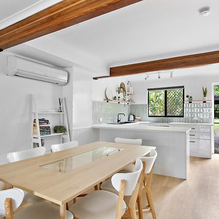 Stylish Townhouse, Private Courtyard Walk To Beach Noosaville Exterior photo