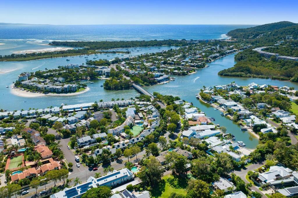 Stylish Townhouse, Private Courtyard Walk To Beach Noosaville Exterior photo