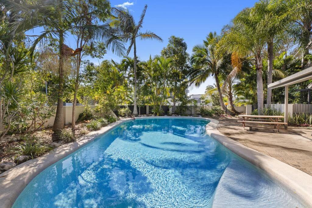 Stylish Townhouse, Private Courtyard Walk To Beach Noosaville Exterior photo