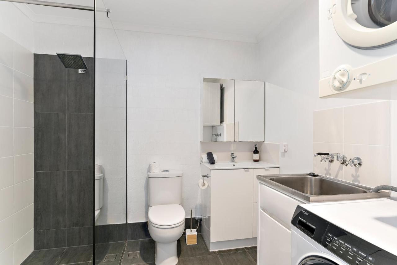 Stylish Townhouse, Private Courtyard Walk To Beach Noosaville Exterior photo