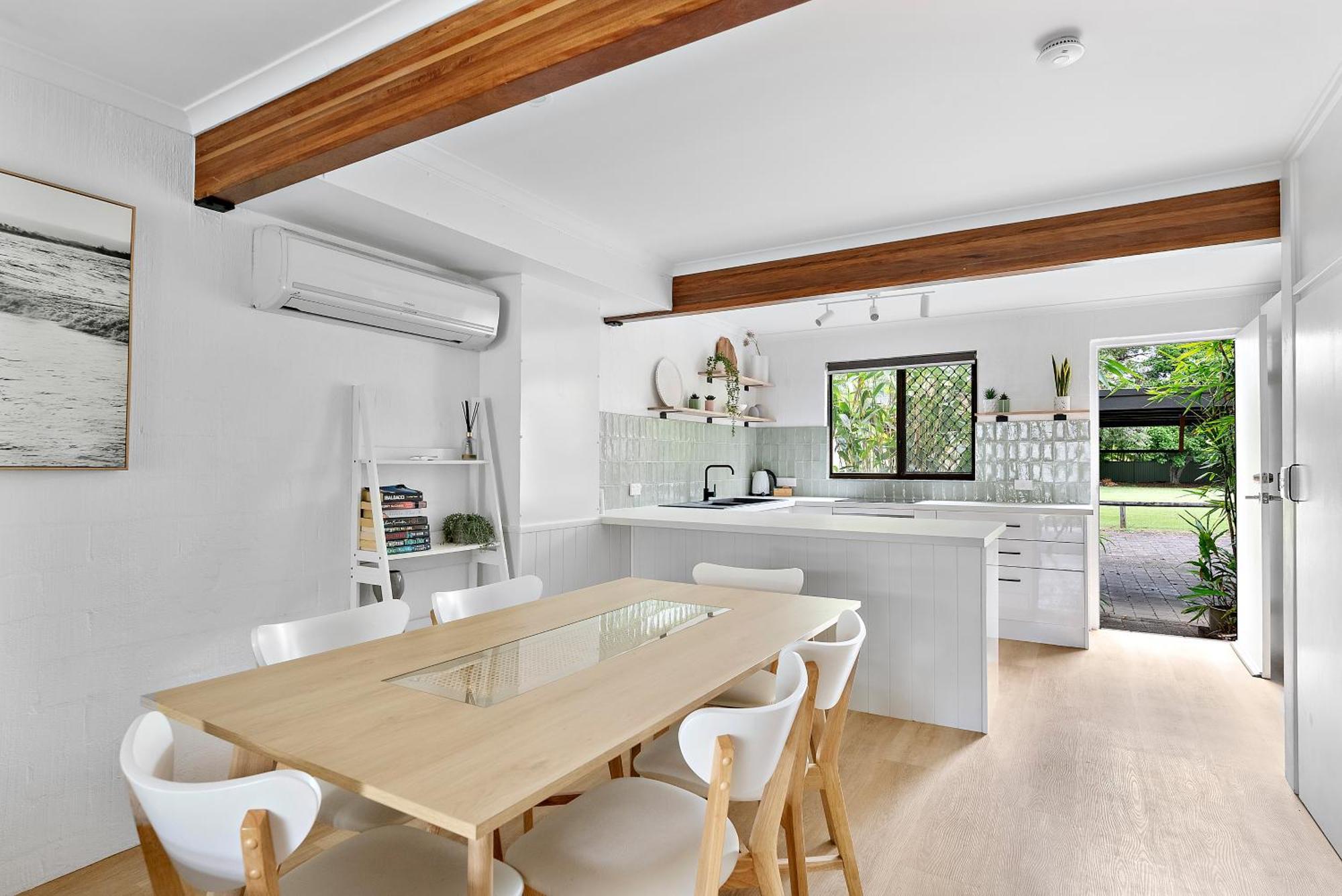 Stylish Townhouse, Private Courtyard Walk To Beach Noosaville Exterior photo