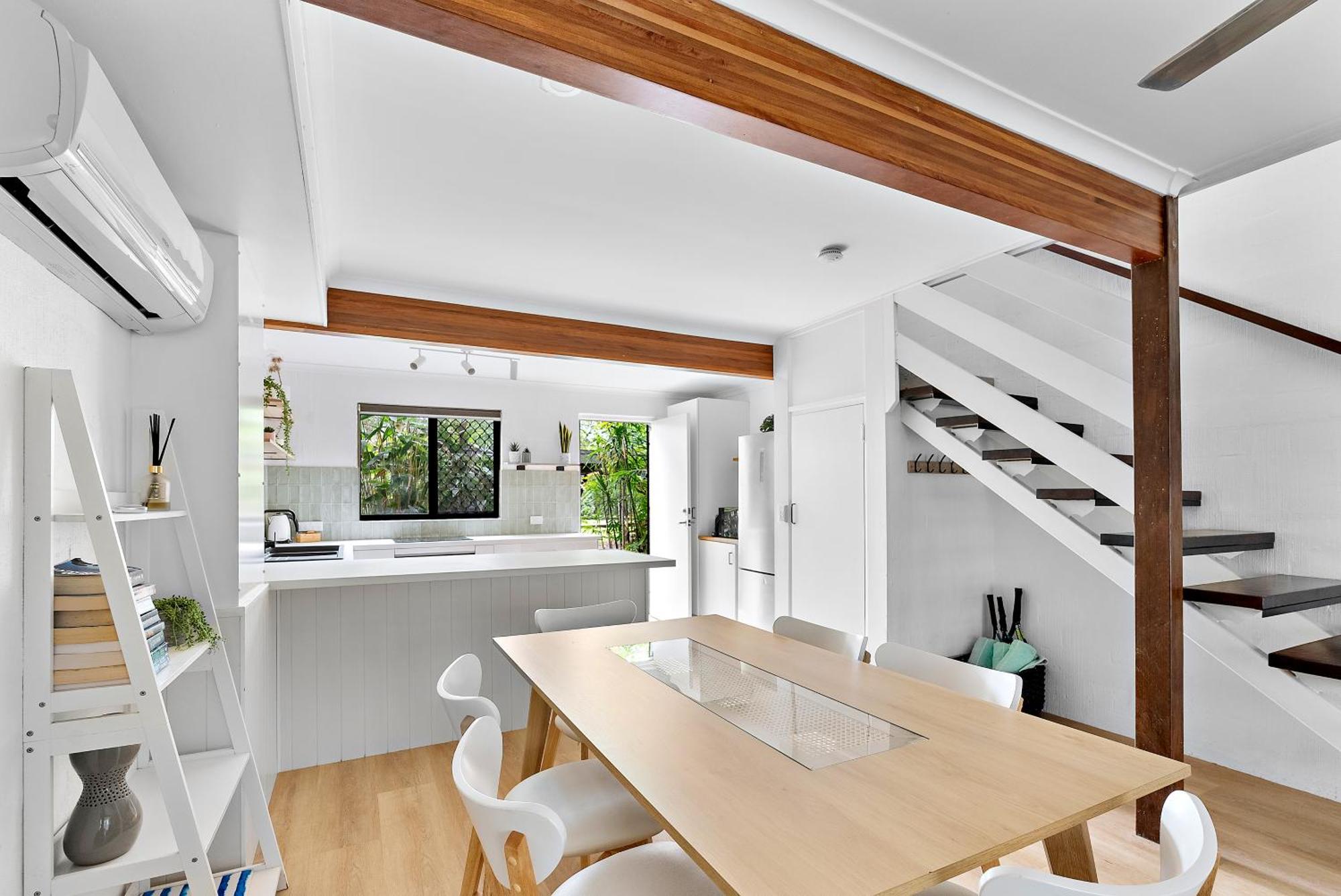 Stylish Townhouse, Private Courtyard Walk To Beach Noosaville Exterior photo
